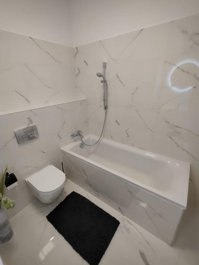 Appartement Karina Apartman à Dunajská Streda Extérieur photo